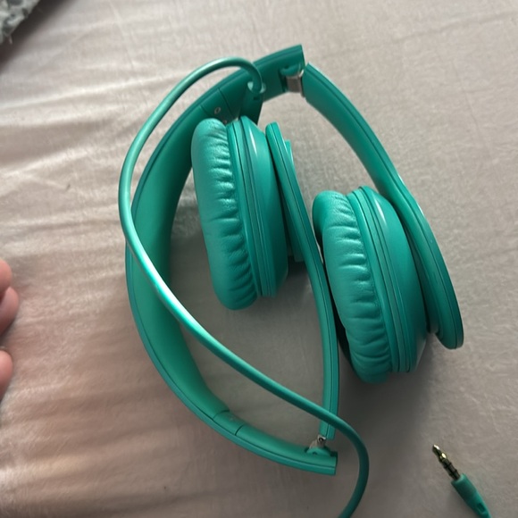 Beats by Dr Dre teal and in great condition - Picture 9 of 10